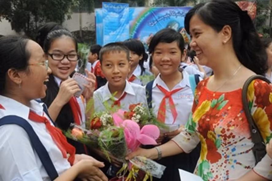 Thầy cô sẽ không vì quà tặng mà phân biệt đối xử với học trò. (Ảnh minh họa: Báo Lao động)