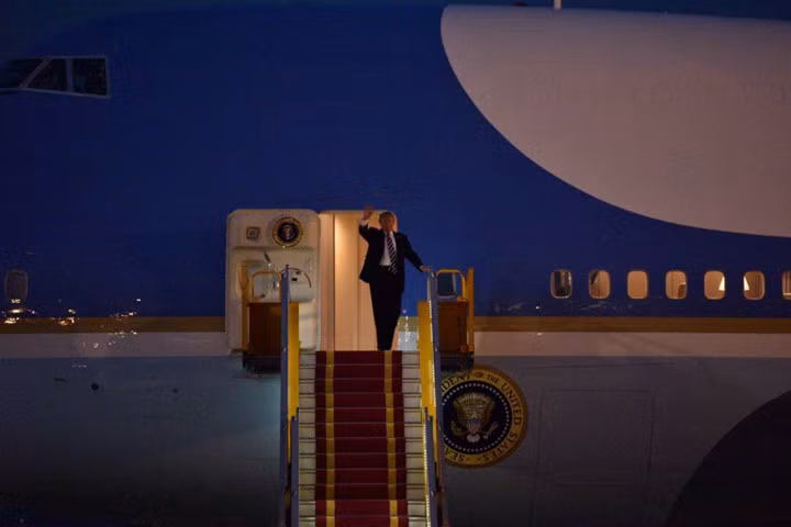Việt Nam là điểm đến đầu tiên của Tổng thống Donald Trump tại khu vực Đông Nam Á. Trong ảnh: Tổng thống Trump bước ra từ máy bay. Việt Nam là điểm đến đầu tiên của Tổng thống Donald Trump tại khu vực Đông Nam Á. Trong ảnh: Tổng thống Trump bước ra từ máy bay.