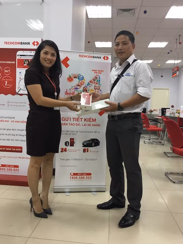 Anh Nguyễn Anh Đức là khách hàng may mắn nhận được giải thưởng đầu tiên của chương trình tại chi nhánh Techcombank Láng Hạ, Hà Nội
