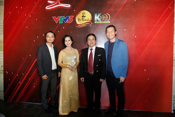 Ngoài Nghệ sĩ ưu tú Chí Trung đảm nhận vai trò giám khảo xuyên suốt, chương trình có sự tham gia của các giám khảo khách mời được thay đổi qua từng đêm thi là những nghệ sĩ nổi tiếng.