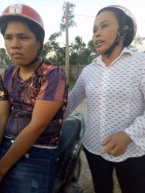 Mẹ con bà Trần Thị Cháu (thôn Thống Nhất, xã Ích Hậu ) vất vả nhưng cũng chưa đòi được hết nợ. Mẹ con bà Trần Thị Cháu (thôn Thống Nhất, xã Ích Hậu ) vất vả nhưng cũng chưa đòi được hết nợ.
