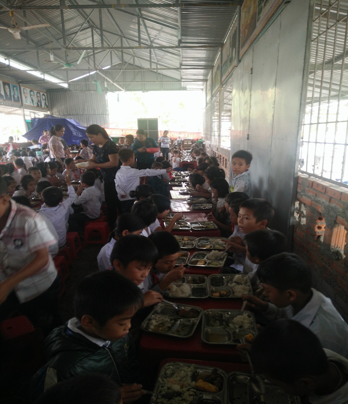 Mặc dù còn nhiều khó khăn nhưng cán bộ, giáo viên nhà trường đã quyết tâm khắc phục những gì có thể để học sinh trở lại học ngay sau bão xong. Học sinh ở xa trên 3km và qua khe suối đã được ăn cơm bán trú mặc dù nhà ăn, nhà bếp vẫn chưa khắc phục xong hoàn toàn.