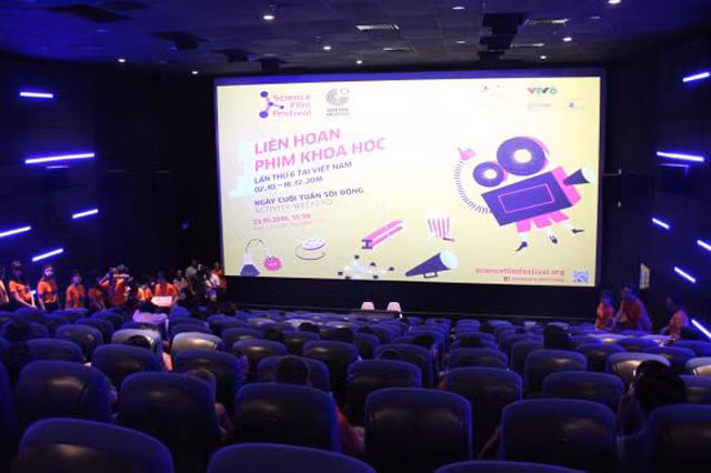 Liên hoan phim khoa học 2017 đang thu hút rất nhiều học sinh nói chung và học sinh trung tâm tiếng Anh Apax English nói riêng.