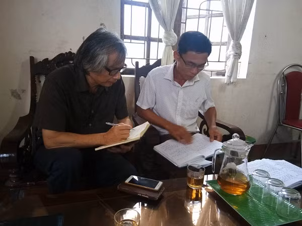 Tác giả trao đổi với đồng chí Phan Văn Thắm - Bí thư Đảng ủy xã Phù Lưu, huyện Lộc Hà, tỉnh Hà Tĩnh Tác giả trao đổi với đồng chí Phan Văn Thắm - Bí thư Đảng ủy xã Phù Lưu, huyện Lộc Hà, tỉnh Hà Tĩnh