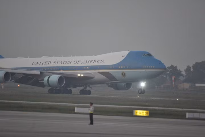 Khoảng 17h chiều 11/11, chuyên cơ Air Force One chở Tổng thống Hoa Kỳ đã đáp xuống sân bay quốc tế Nội Bài. Khoảng 17h chiều 11/11, chuyên cơ Air Force One chở Tổng thống Hoa Kỳ đã đáp xuống sân bay quốc tế Nội Bài.