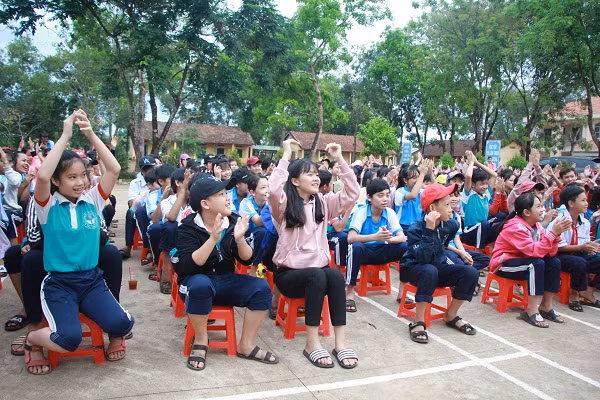 Các em học sinh tham gia chương trình “Ngày hội hoa hồng nhỏ”. Các em học sinh tham gia chương trình “Ngày hội hoa hồng nhỏ”.