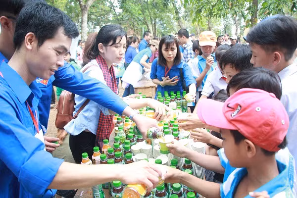 Các tình nguyện viên phục vụ nước uống cho các trẻ em nghèo vùng biên Các tình nguyện viên phục vụ nước uống cho các trẻ em nghèo vùng biên