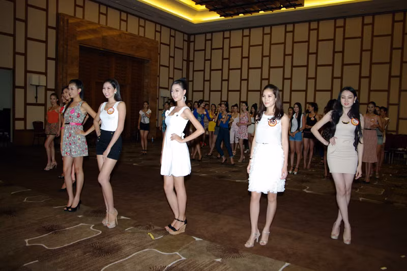 40 thí sinh học cách biểu cảm khuôn mặt, trình diễn catwalk, tập các động tác chào khán giả....