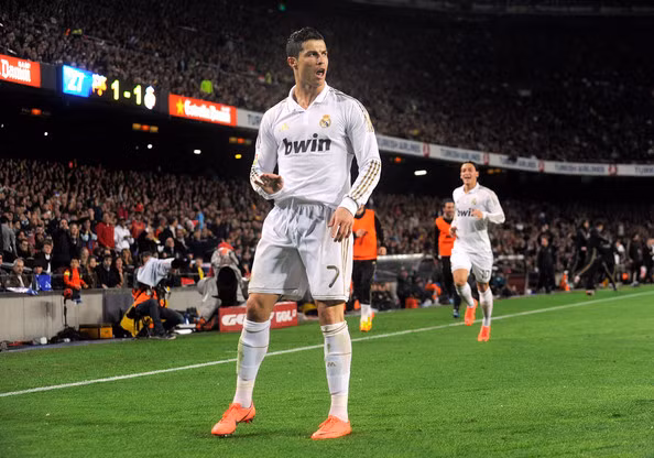 Ở mùa giải trước, trên sân Nou Camp, CĐV Real đã sướng phát điên khi Ronaldo sút tung lưới Barca, tạo bước ngoạt để Club Blanco lên ngôi vô địch La Liga. Ở mùa giải trước, trên sân Nou Camp, CĐV Real đã sướng phát điên khi Ronaldo sút tung lưới Barca, tạo bước ngoạt để Club Blanco lên ngôi vô địch La Liga.