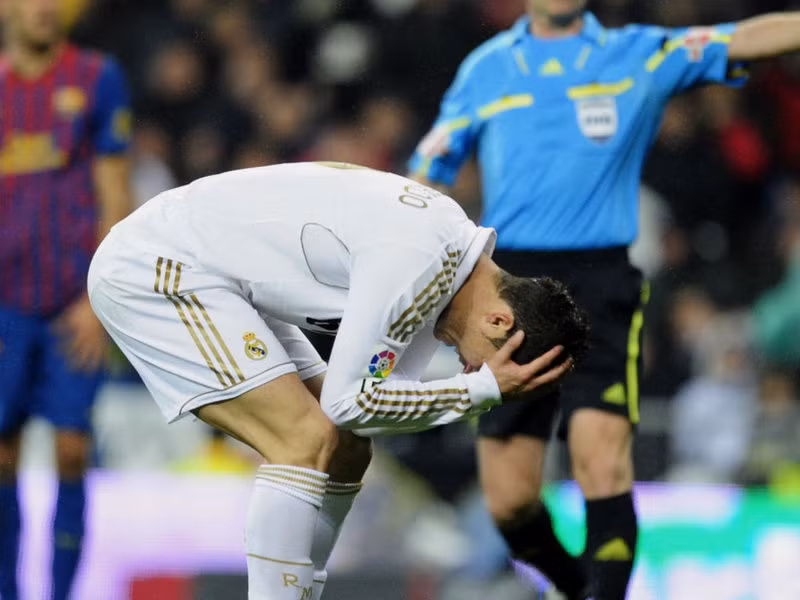 CĐV Real tức điên với những pha hỏng ăn của Ronaldo trước khung gỗ Barca khiến Real thua cuộc 1-3. CĐV Real tức điên với những pha hỏng ăn của Ronaldo trước khung gỗ Barca khiến Real thua cuộc 1-3.