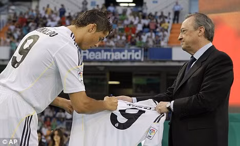 Để sở hữu Ronaldo, ngài Florentino Perez đã phải bỏ ra gần 100 triệu euro. Để sở hữu Ronaldo, ngài Florentino Perez đã phải bỏ ra gần 100 triệu euro.