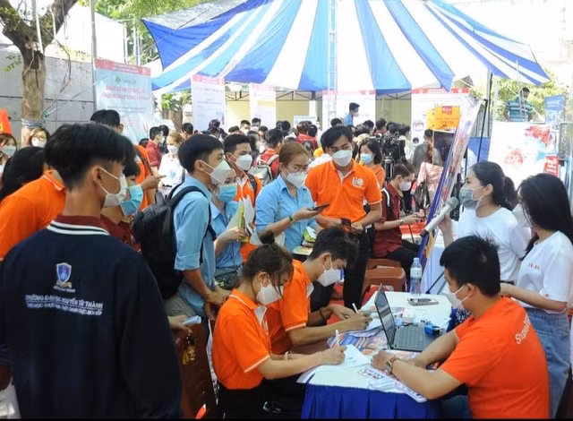 Các ngày hội tuyển dụng lao động luôn thu hút nhiều sinh viên tham gia. (Ảnh minh họa: tphcm.chinhphu.vn) Các ngày hội tuyển dụng lao động luôn thu hút nhiều sinh viên tham gia. (Ảnh minh họa: tphcm.chinhphu.vn)