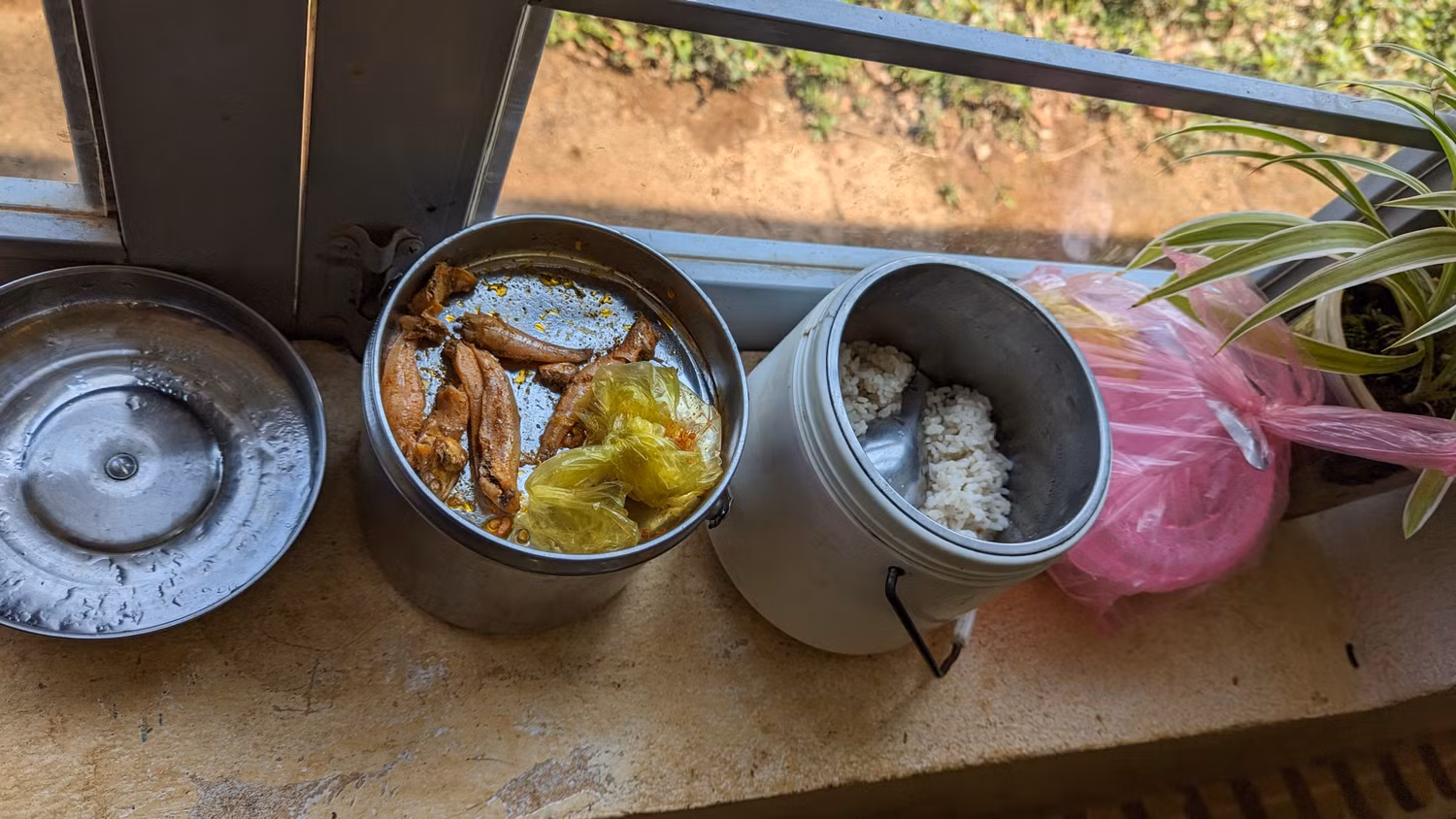 Bạn nào bố mẹ quan tâm hơn có chút cá mặn. Ảnh: LC