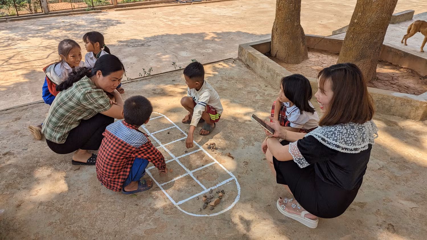 Giờ giải trí của cô và trò ở sân trường. Ảnh: LC