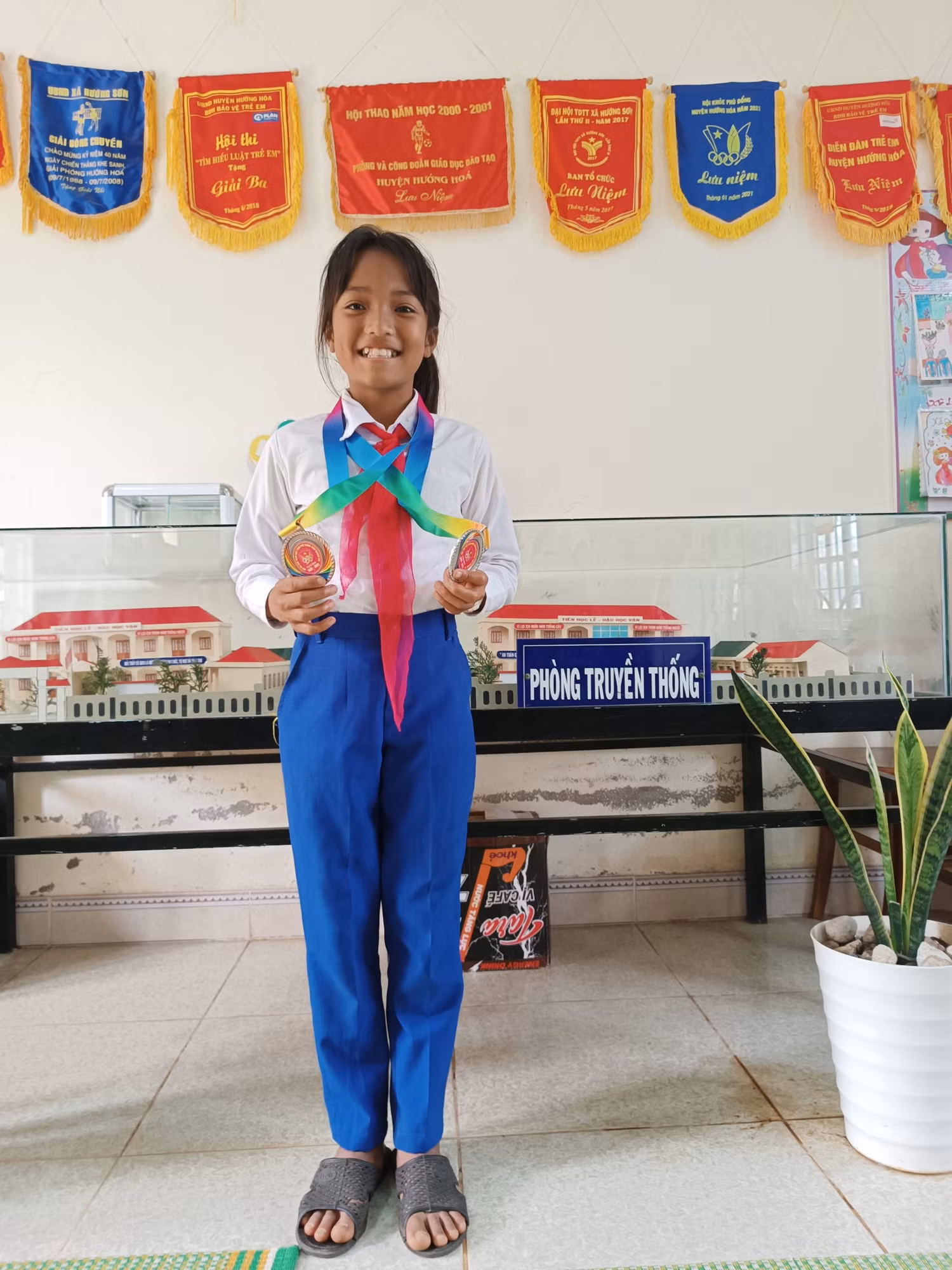 Hồ Thị Quỳnh Như - "vận động viên bơi lội nhí" trên non cao, niềm tự hào của các bạn và thầy cô Trường Phổ thông dân tộc bán trú Tiểu học và Trung học cơ sở Hướng Sơn. Ảnh: LC