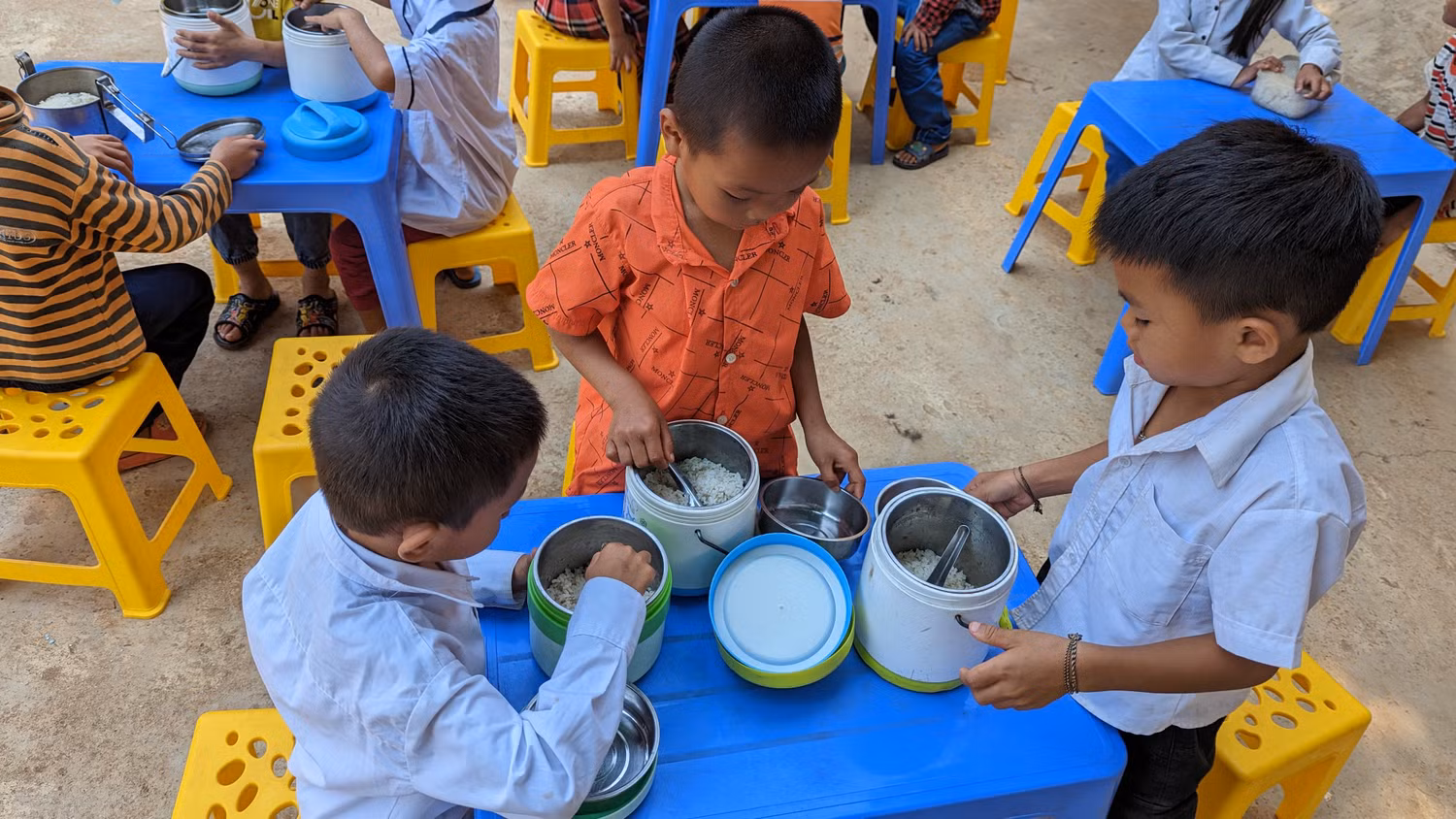 Không có thức ăn mà cô giáo xin về, học trò sẽ lại chỉ ăn cơm trắng với muối. Ảnh: LC