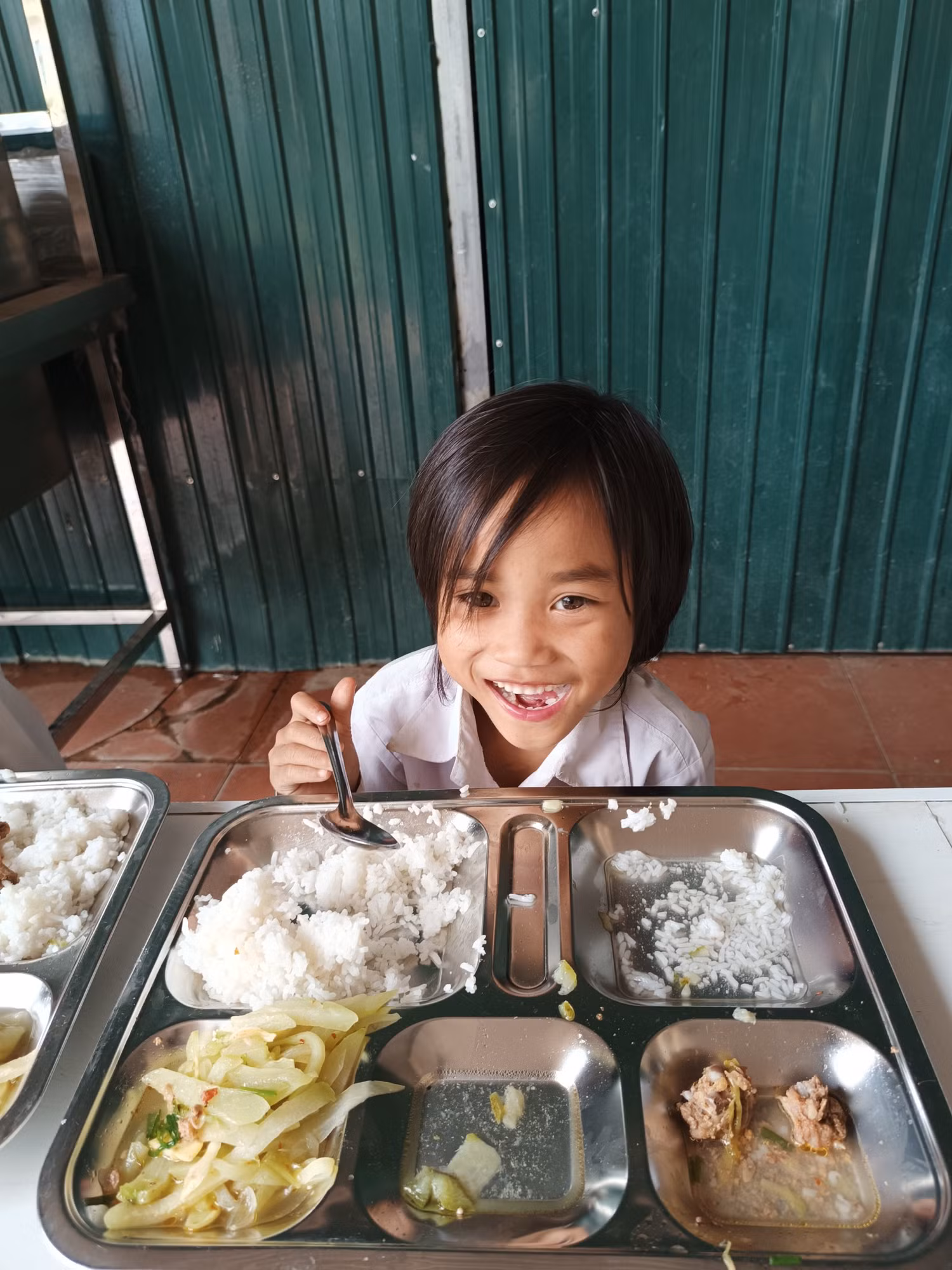 Mùa giáp hạt, các học sinh bán trú tại trường vẫn được ăn những bữa cơm ngon. Ảnh: LC