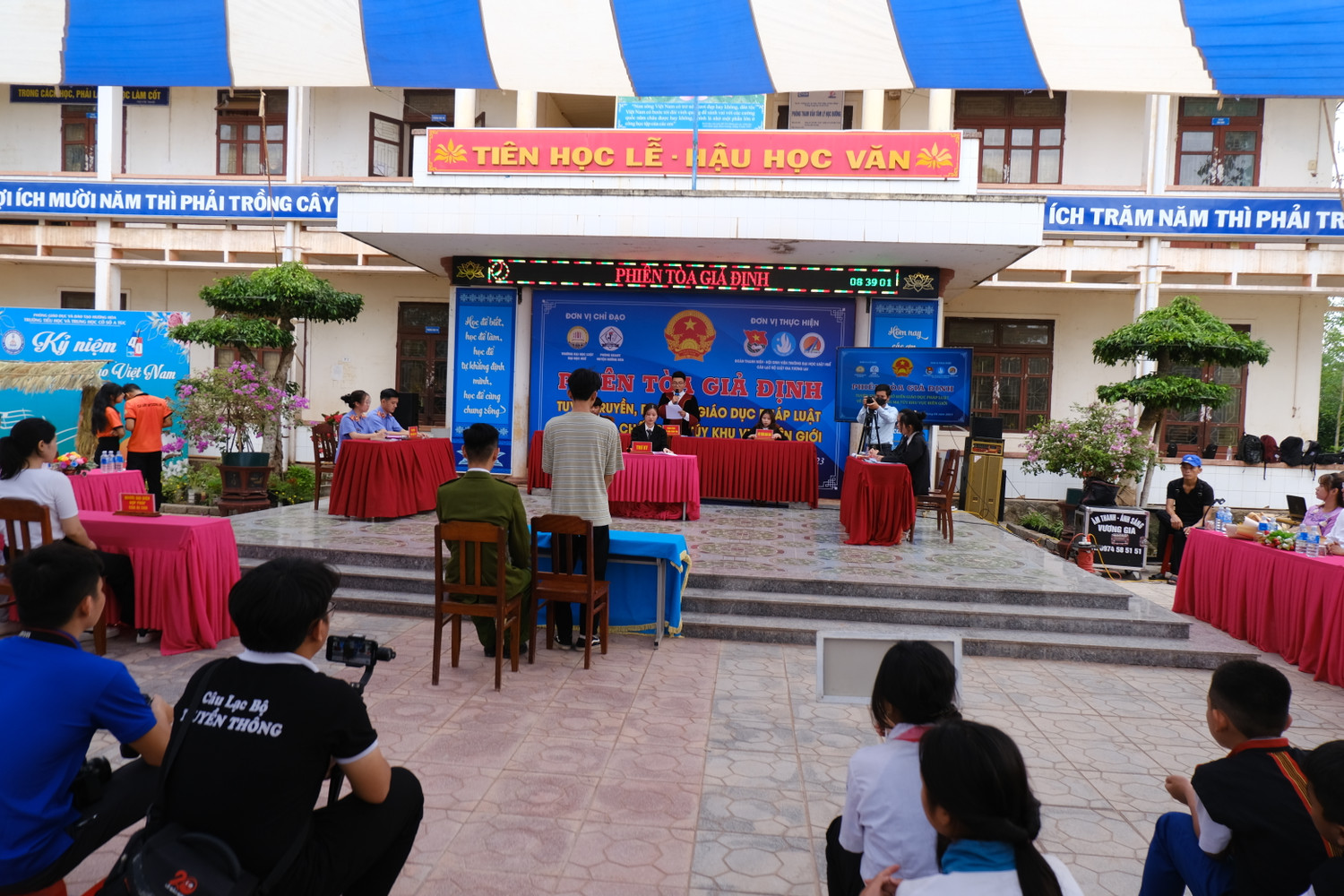 Học sinh của 8 trường học trên địa bàn phía Nam Hướng Hóa được chứng kiến "Phiên tòa giả định" giúp nâng cao nhận thức của các em. Ảnh: LC