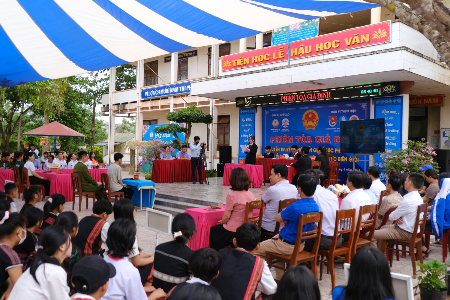 Toàn cảnh "Phiên tòa giả định" tại Trường Tiểu học và Trung học co sở A Túc. Ảnh: LC