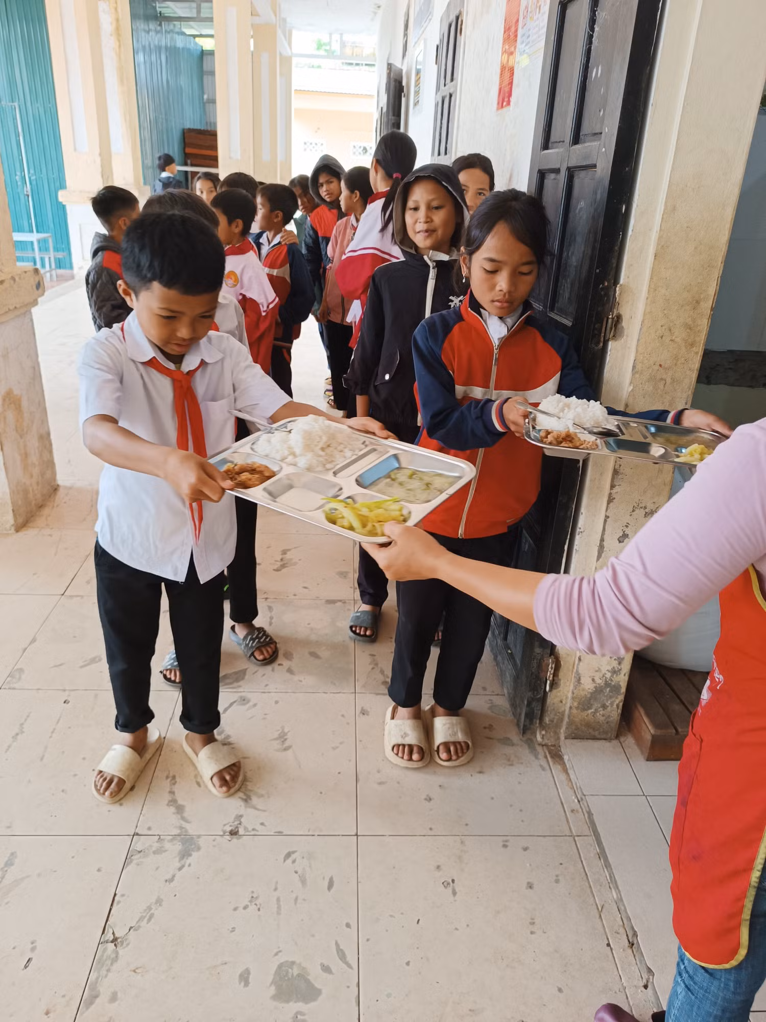 Bữa cơm bán trú của học trò vùng cao Hướng Sơn. Ảnh: LC