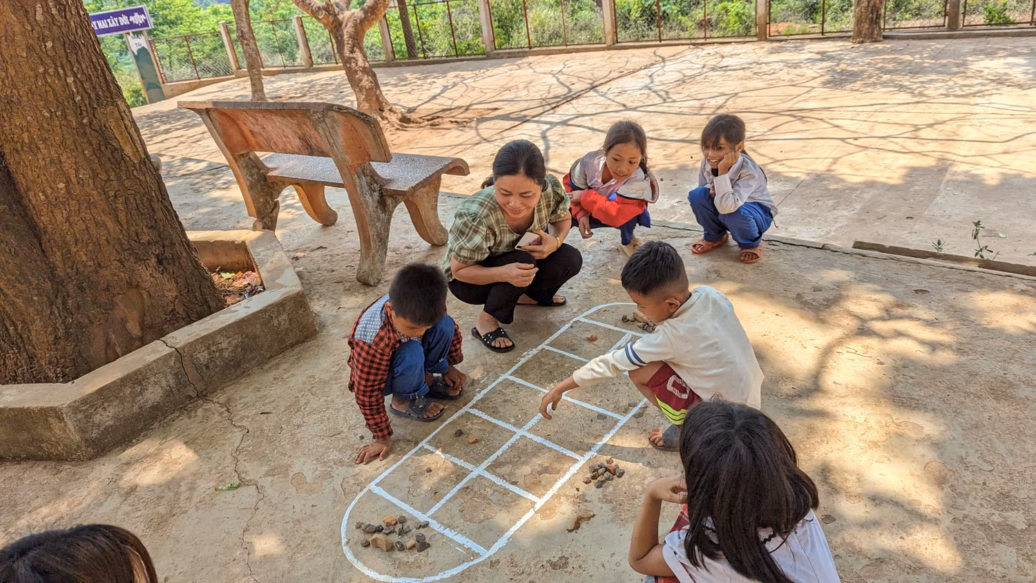 Học trò nghèo ham học, muốn đến trường nhưng gập ghềnh vì bữa cơm mùa giáp hạt. Ảnh: LC