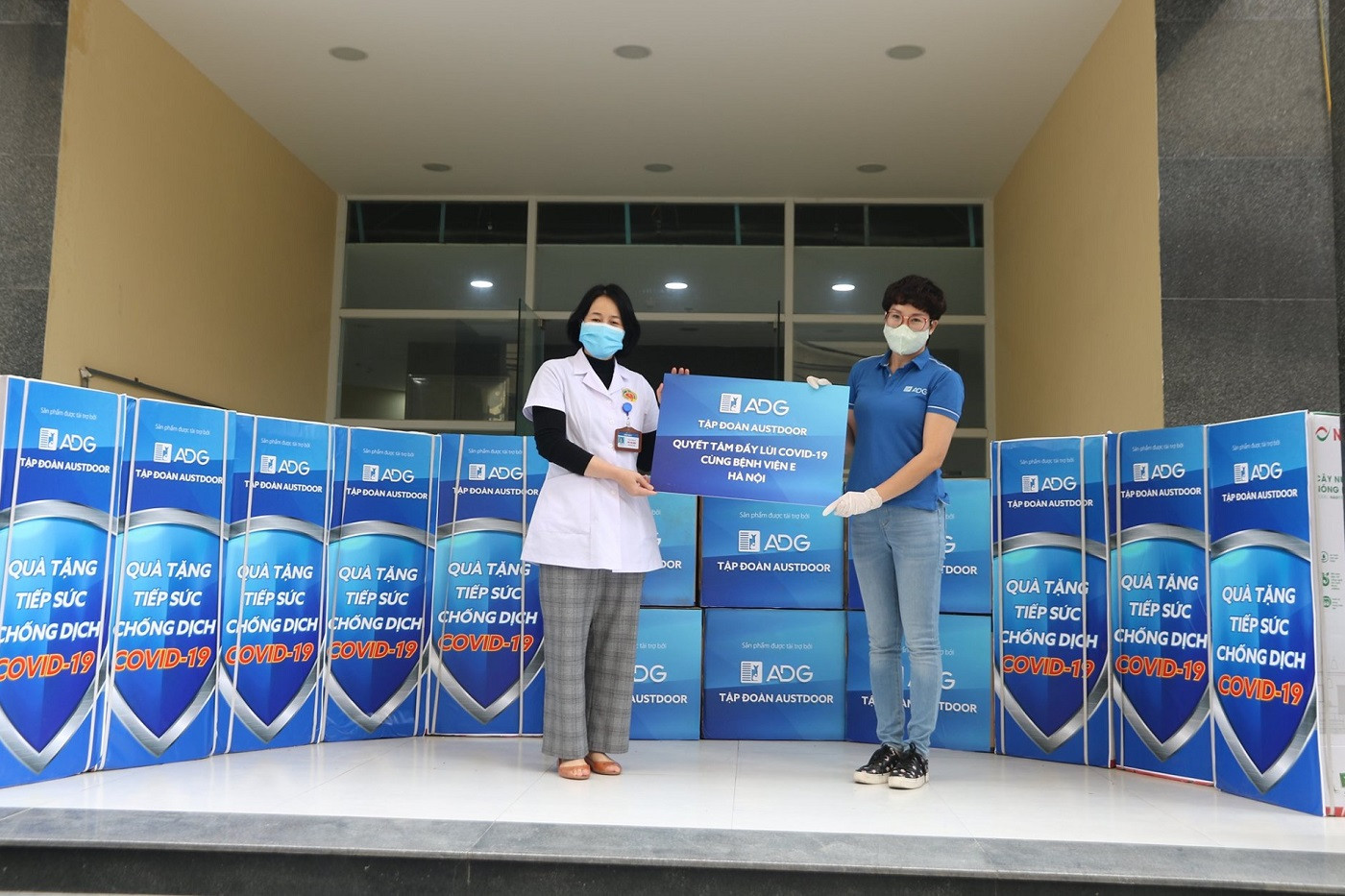 Các bác sĩ là những người lính trên tuyến đầu chống dịch. Các bác sĩ là những người lính trên tuyến đầu chống dịch.