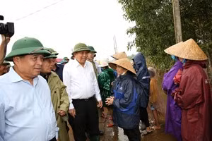 Phó Thủ tướng Thường trực Chính phủ Trương Hòa Bình và đoàn công tác đã kiểm tra công tác khắc phục thiệt hại do mưa lũ. Ảnh: VGP. Phó Thủ tướng Thường trực Chính phủ Trương Hòa Bình và đoàn công tác đã kiểm tra công tác khắc phục thiệt hại do mưa lũ. Ảnh: VGP.