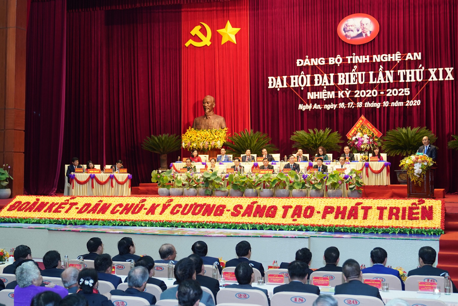 Thủ tướng phát biểu chỉ đạo tại Đại hội Đảng bộ tỉnh Nghệ An. Ảnh: vgp.
