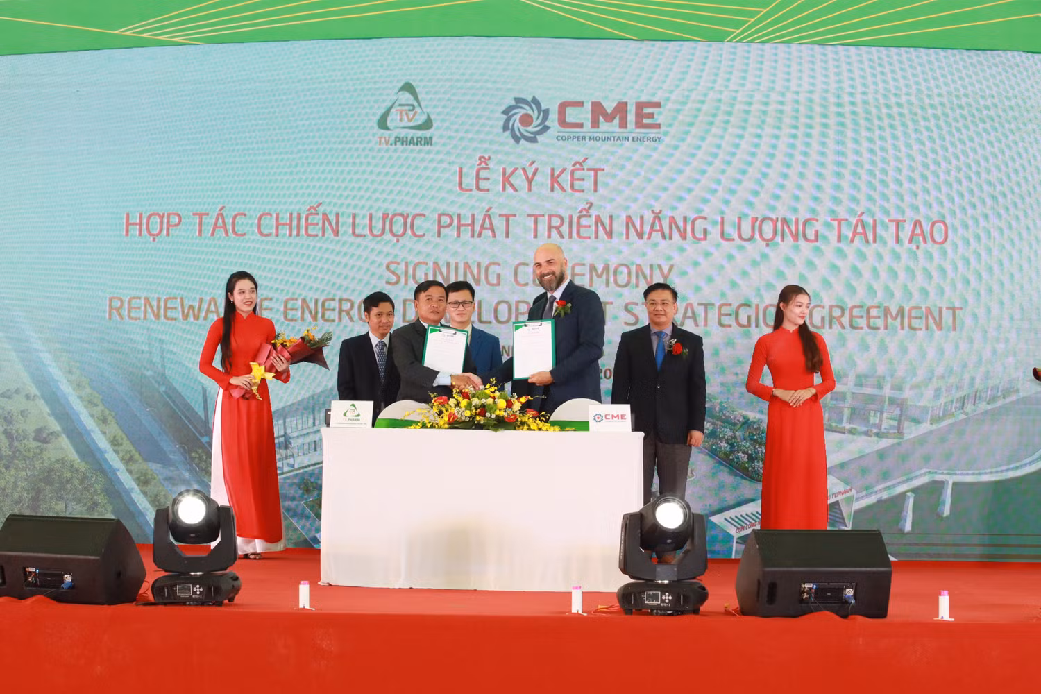Đại diện Quỹ VOI và TV.Pharm ký kết hỗ trợ phát triển thị trường vốn và nhà đầu tư chiến lược. Đại diện Quỹ VOI và TV.Pharm ký kết hỗ trợ phát triển thị trường vốn và nhà đầu tư chiến lược.