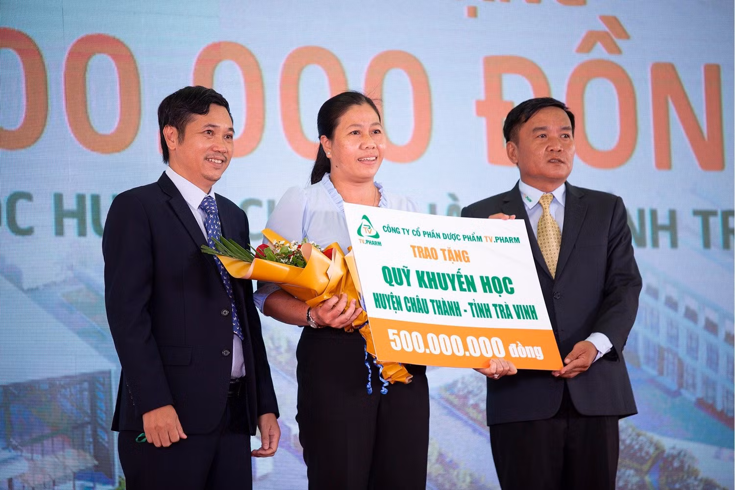 TV.Pharm trao 500 triệu đồng cho Quỹ Khuyến học huyện Châu Thành, tỉnh Trà Vinh. TV.Pharm trao 500 triệu đồng cho Quỹ Khuyến học huyện Châu Thành, tỉnh Trà Vinh.