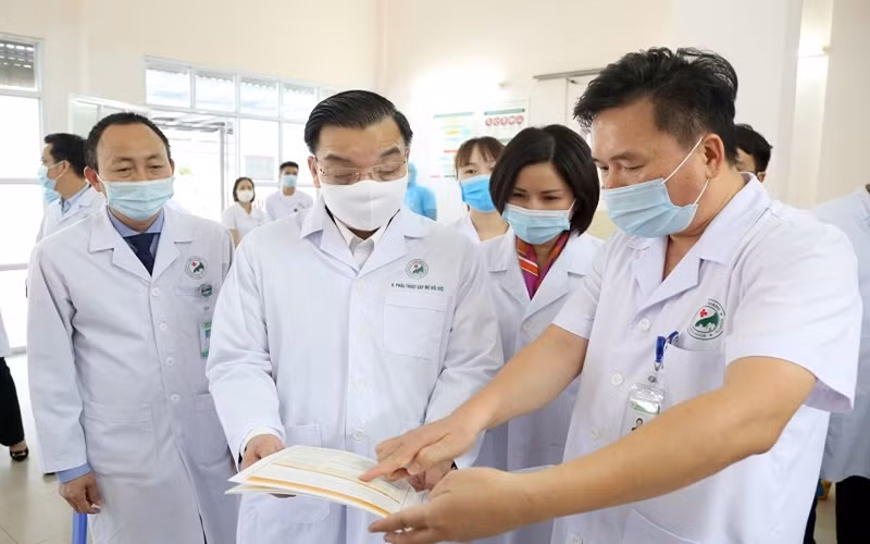 Chủ tịch Thành phố Hà Nội kiểm tra công tác phòng chống Covid-19 tại các bệnh viện.
