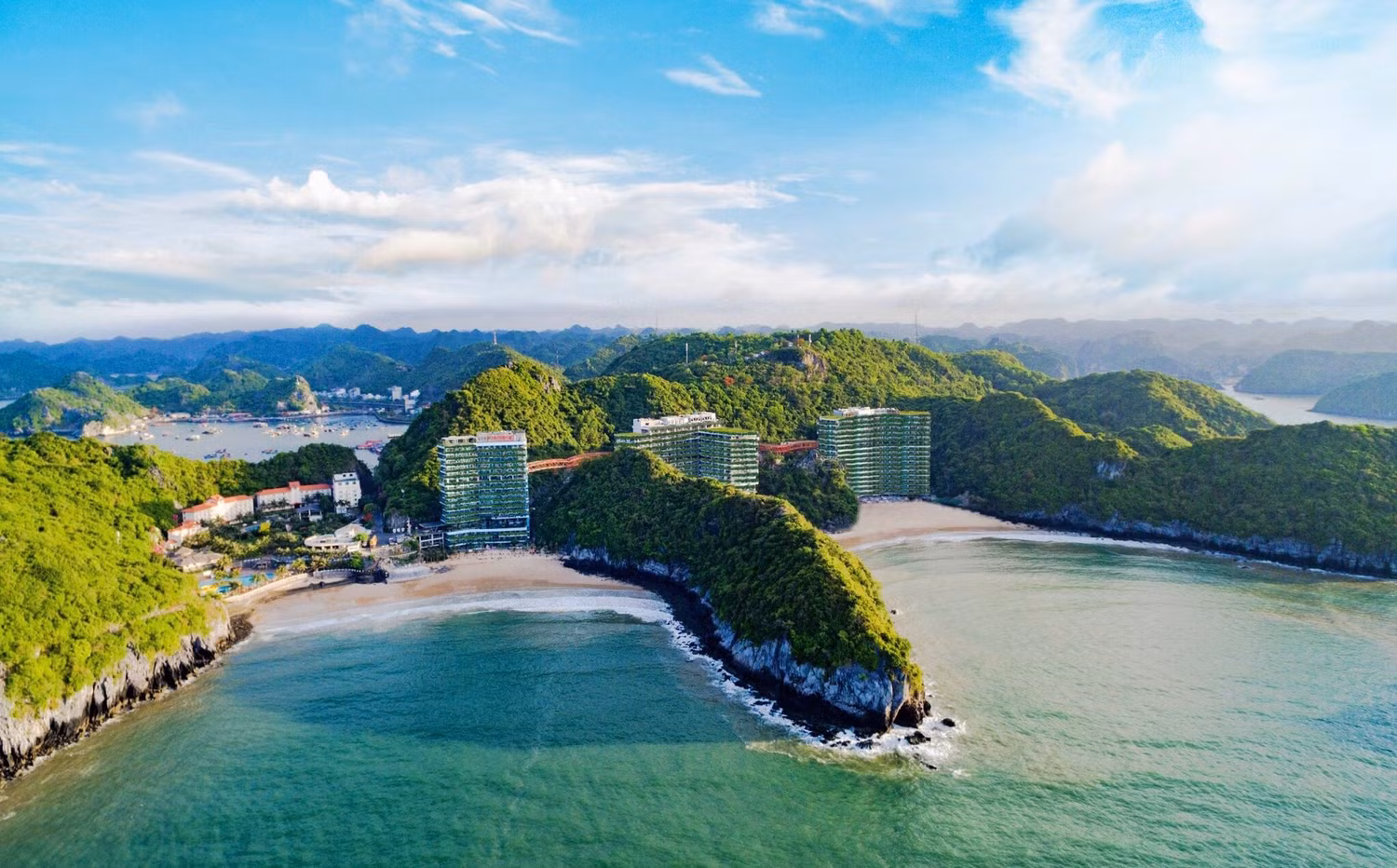 Tọa lạc trên bãi biển đẹp nhất Đông Nam Á, Flamingo Cát Bà Resorts sở hữu tầm nhìn hoàn hảo ra vịnh Lan Hạ - top 10 vịnh đẹp nhất thế giới. là quần thể nghỉ dưỡng đẳng cấp và quy mô nhất miền Bắc Việt Nam.