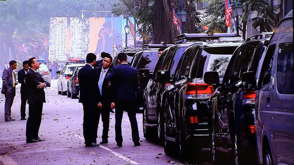 Đoàn xe và lực lượng an ninh Triều Tiên đợi bên ngoài khách sạn Sofitel Legend Metropole lúc 13h00 (giờ Hà Nội) trong khi cuộc hội đàm giữa hai nhà lãnh đạo vẫn đang diễn ra. Ảnh: VGP/Hải Minh