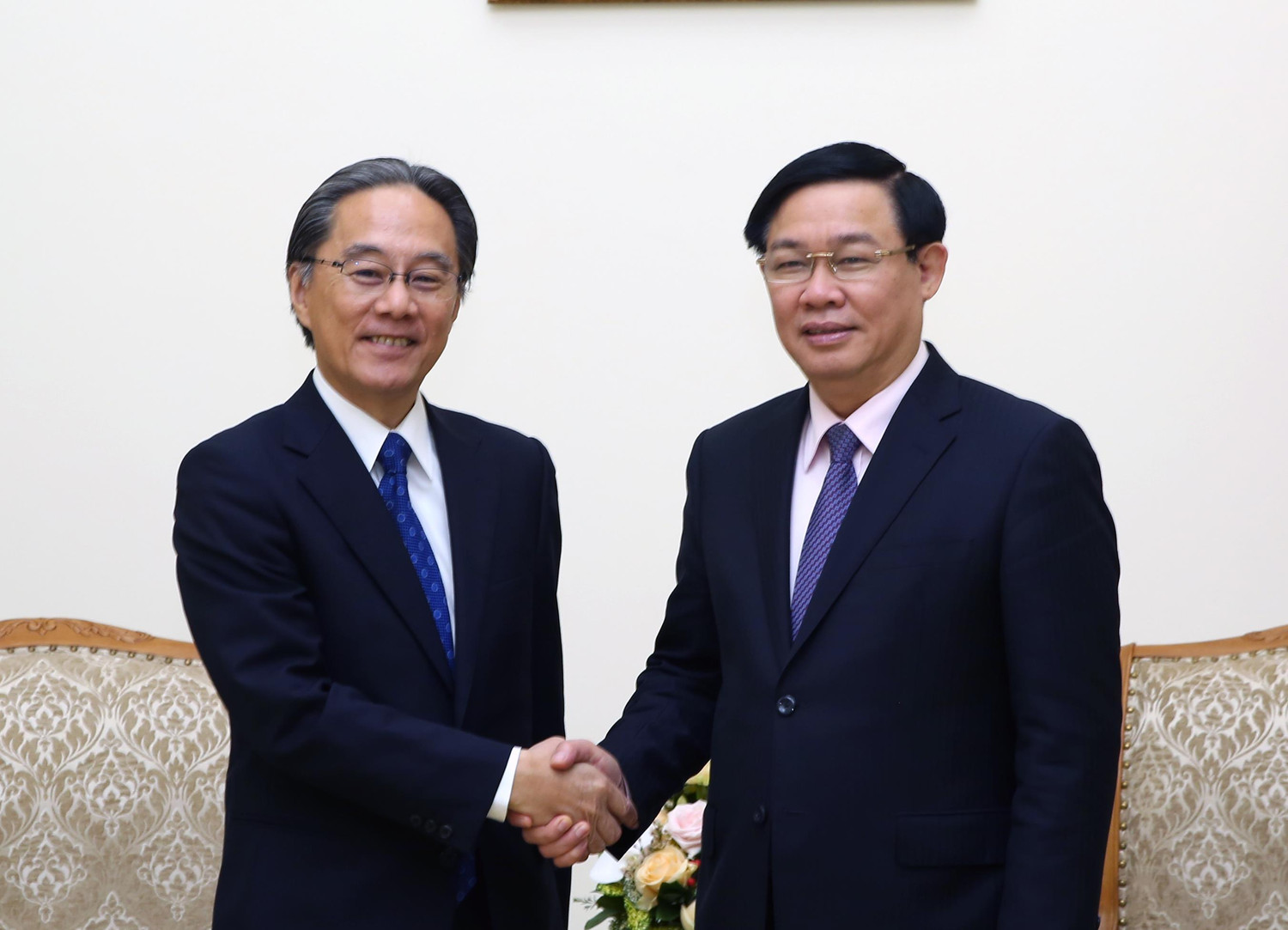 Phó Thủ tướng Vương Đình Huệ và Chủ tịch Công ty dịch vụ tài chính Aeon Masaki Suzuki - Ảnh: VGP/Thành Chung. Phó Thủ tướng Vương Đình Huệ và Chủ tịch Công ty dịch vụ tài chính Aeon Masaki Suzuki - Ảnh: VGP/Thành Chung.
