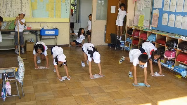 Dọn vệ sinh lớp học đã trở thành "môn học chính khóa" của học sinh Nhật Bản. (Ảnh minh họa: thcsluongphi.edu.vn).