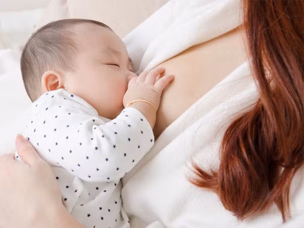 Lợi ích của việc nuôi con bằng sữa mẹ (Ảnh: theo boldsky).