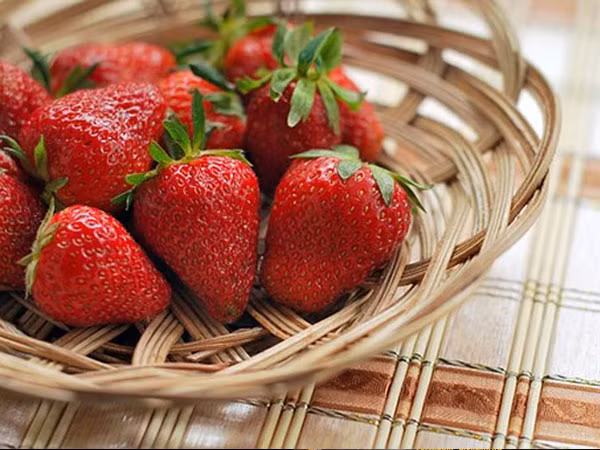 Công dụng của dâu tây đối với làn da và mái tóc (Ảnh: theo boldsky).