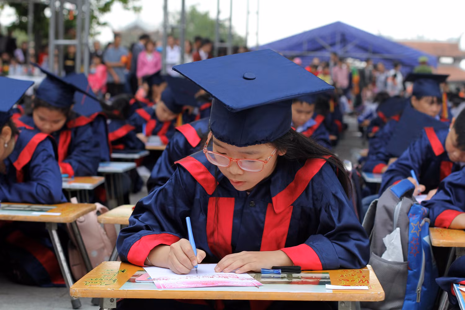 Học sinh Trường Tiểu học Đinh Tiên Hoàng khai bút bày tỏ ước mơ về thành phố Hải Phòng trong tương lai (Ảnh: Lã Tiến)
