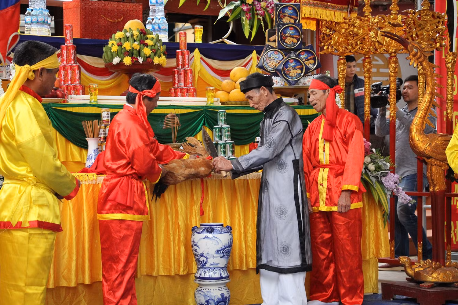 Nghi lễ cắt tiết gà trống. (Ảnh: Lã Tiến)