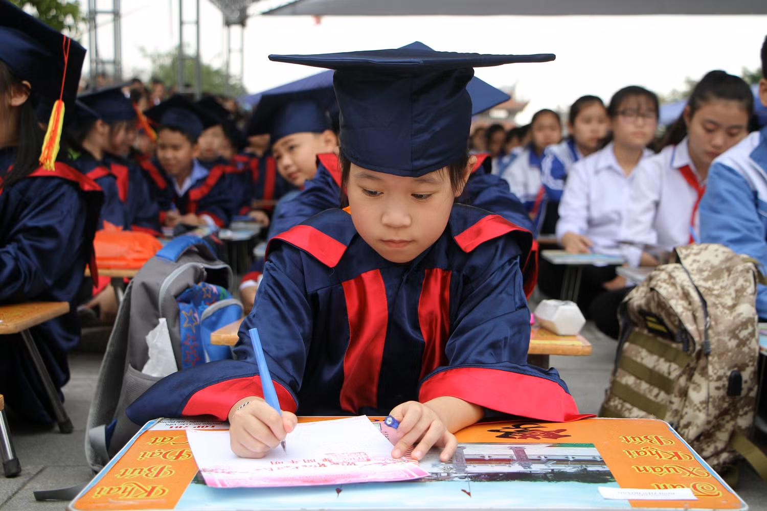 Học sinh Trường Tiểu học Đinh Tiên Hoàng khai bút bày tỏ ước mơ về thành phố Hải Phòng trong tương lai (Ảnh: Lã Tiến)