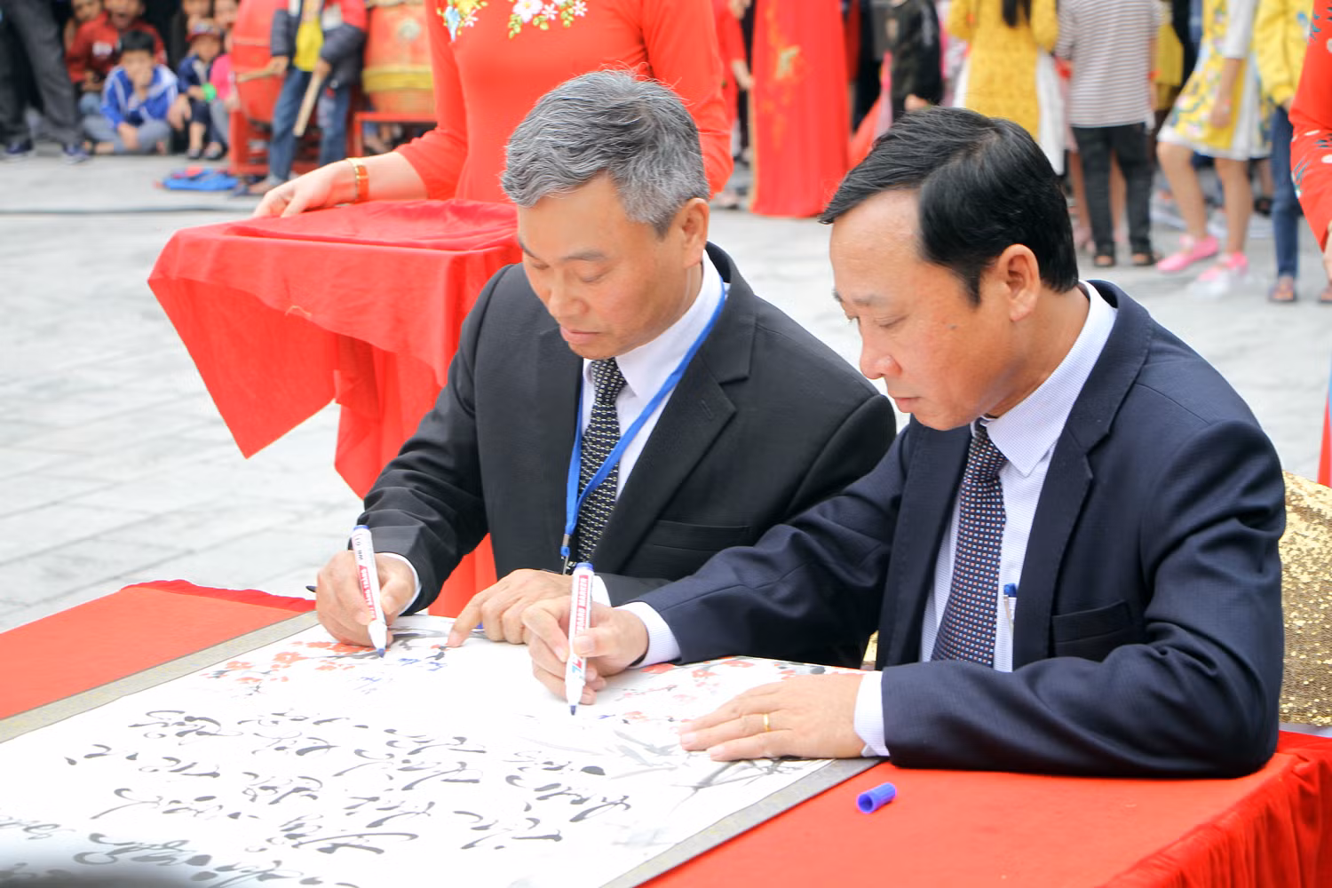 Lãnh đạo huyện Kiến Thụy cũng ký khai bút quyết tâm thực hiện chủ đề năm 2019 của huyện (Ảnh: Lã Tiến)