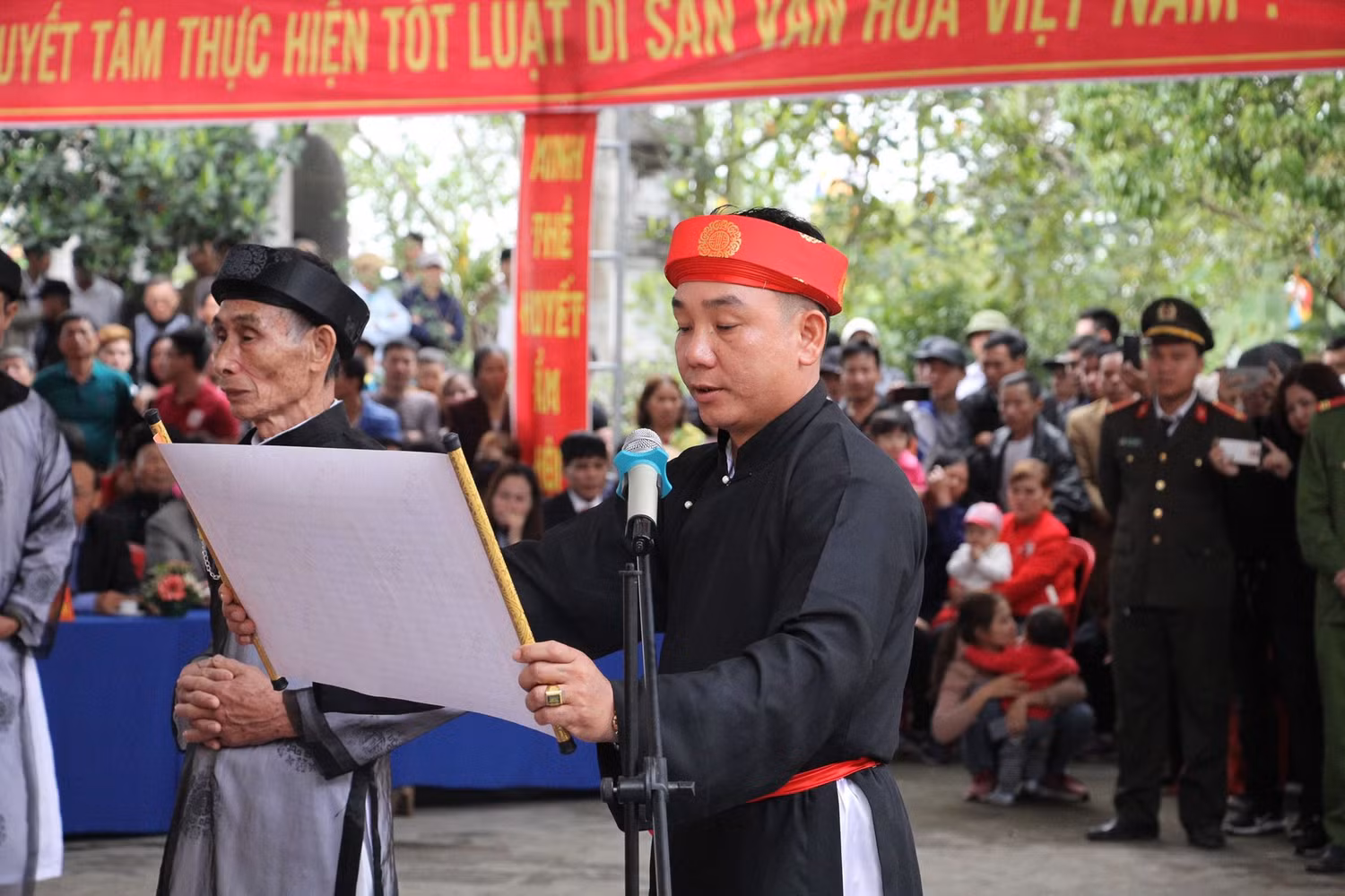 Nghi lễ tấu Hịch Minh Thề vang lên (Ảnh: Lã Tiến)