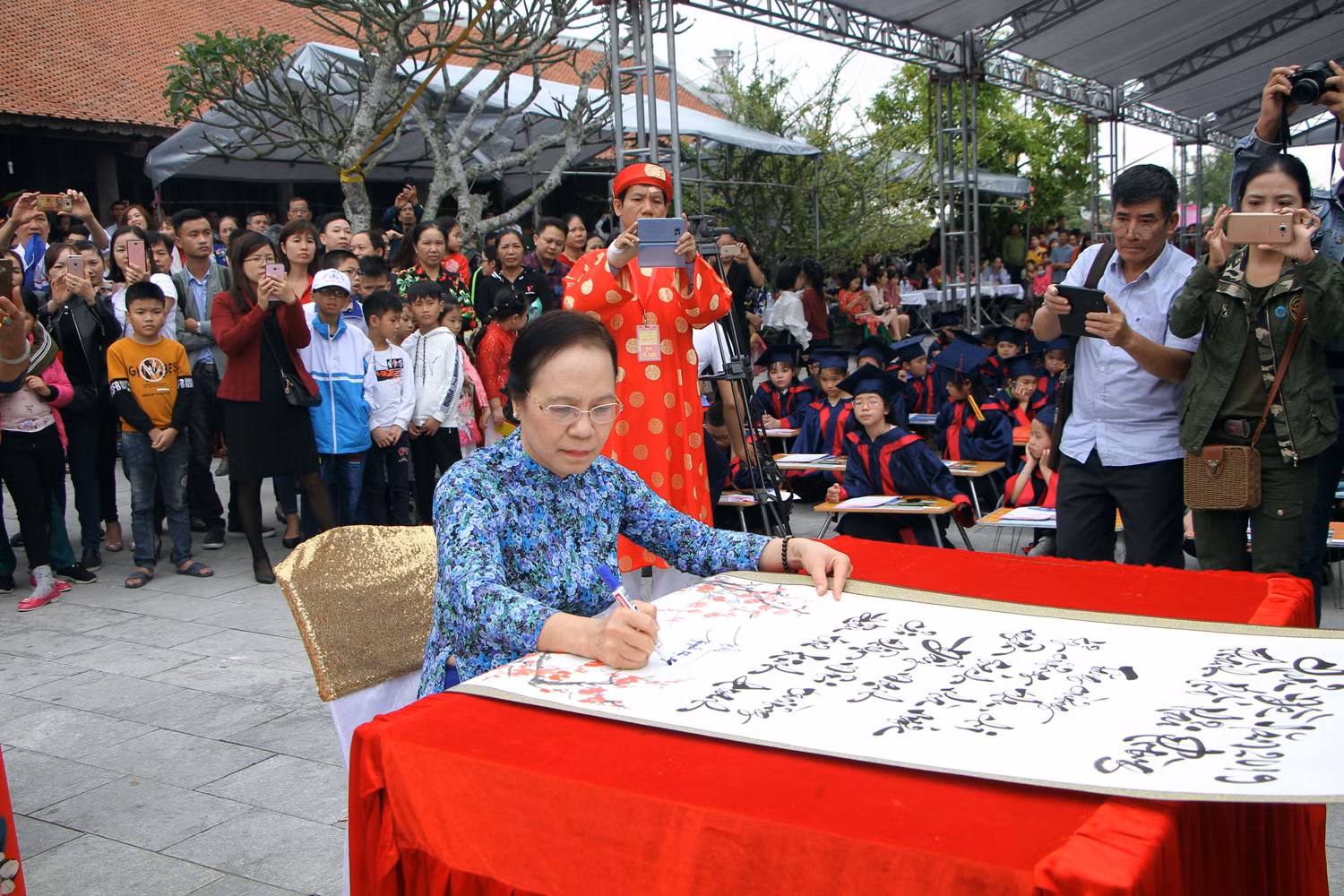 Bà Nguyễn Thị Nghĩa, Phó bí thư Thường trực Thành ủy, Trưởng đoàn Đại biểu Quốc hội Hải Phòng ký khai bút thực hiện chủ đề năm 2019 của thành phố. (Ảnh: Lã Tiến)