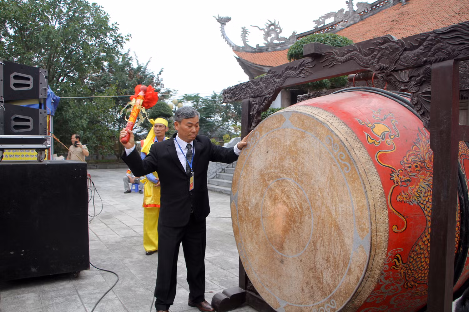 Ông Bùi Đức Thảo, Chủ tịch Ủy ban nhân dân huyện Kiến Thụy đánh trống khai hội. (Ảnh: Lã Tiến)