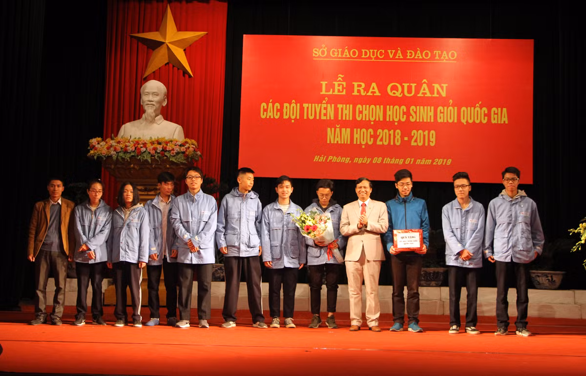 Lãnh đạo Sở Giáo dục và Đào tạo Hải Phòng động viên đội tuyển học sinh giỏi trước khi dự kỳ thi học sinh giỏi quốc gia (Ảnh: Lã Tiến) Lãnh đạo Sở Giáo dục và Đào tạo Hải Phòng động viên đội tuyển học sinh giỏi trước khi dự kỳ thi học sinh giỏi quốc gia (Ảnh: Lã Tiến)