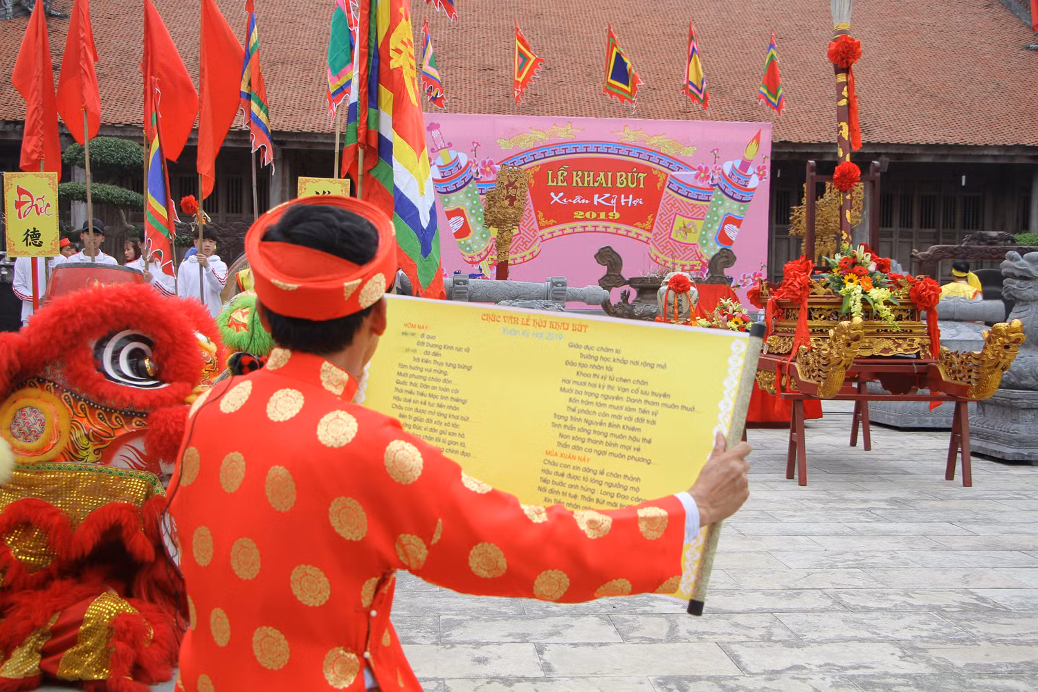 Ông Phạm Văn Tuyên, thành viên Ban tổ chức lễ hội tấu trình Chúc văn khai bút. (Ảnh: Lã Tiến)