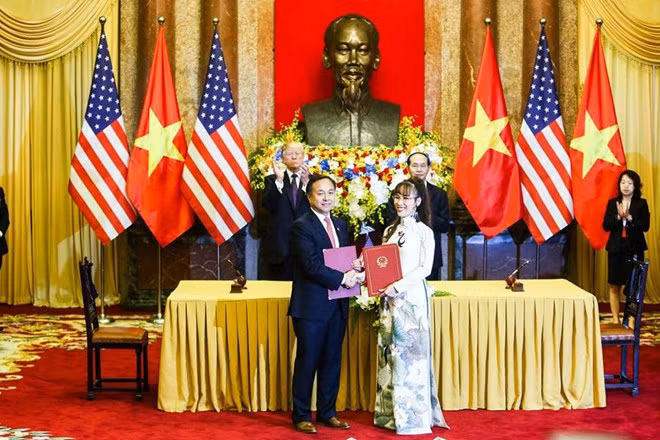 Bà Nguyễn Thị Phương Thảo - Tổng Giám đốc Vietjet ký thoả thuận trị giá 600 triệu USD mua động cơ máy bay của Mỹ. Ảnh: Vietjet