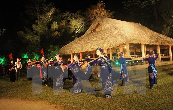 Biểu diễn nghệ thuật tại Khu di tích quốc gia đặc biệt Tân Trào. (Ảnh: TTXVN).