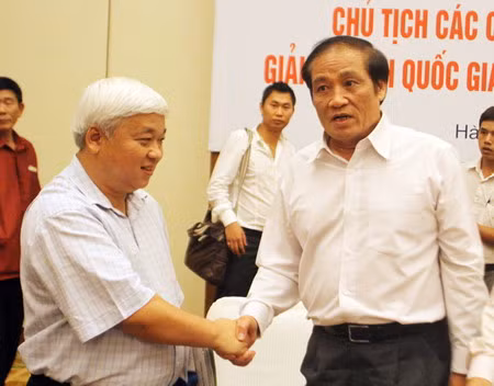 Tuy chỉ là nhân vật số 2 tại ACB, sau ông Trần Mộng Hùng, nhưng danh tiếng của ông Kiên còn nổi hơn hầu hết các thành viên khác của ACB vì các thành tích liên quan đến bóng đá VN. Ông là người có nhiều cống hiến cho bóng đá Việt Nam, là cổ đông của Eximbank, đơn vị tài trợ cho V-league ở giải đấu 2010-2011.
