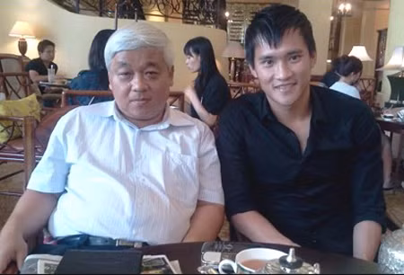 Bầu Kiên (trái) và cầu thủ Công Vinh.